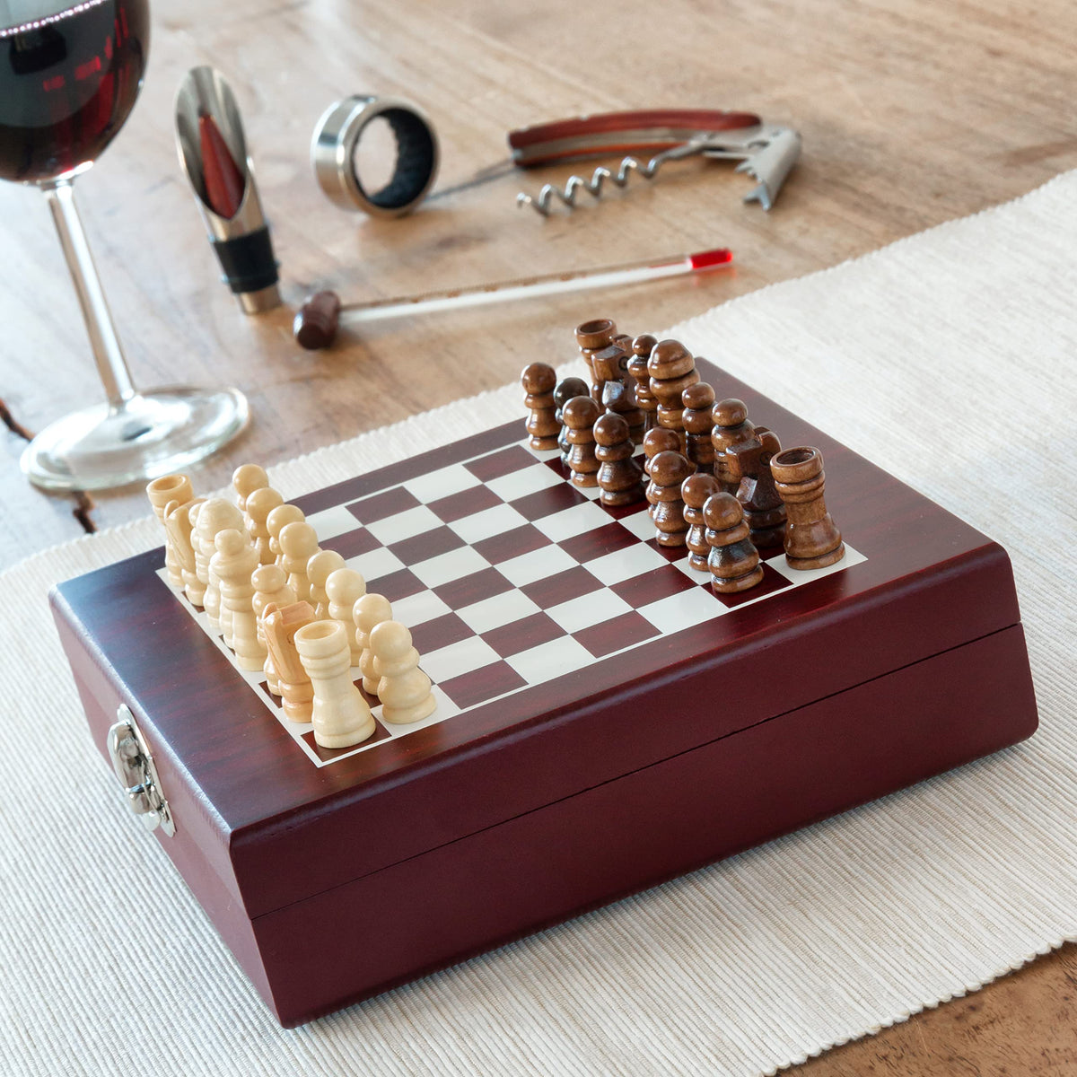 InnovaGoods IG115540 - Kit d'accessoires pour le vin et les échecs : tire-bouchon, bague anti-goutte, bouchon aérateur, thermomètre, marron