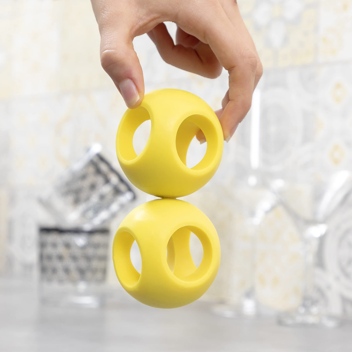 InnovaGoods - Set di 2 Sfere Magnetiche Anticalcare Ioclean, Eco-Friendly, Riutilizzabile, Risparmio Energetico, Ideale per Lavatrici e Lavastoviglie, Giallo, Plastico