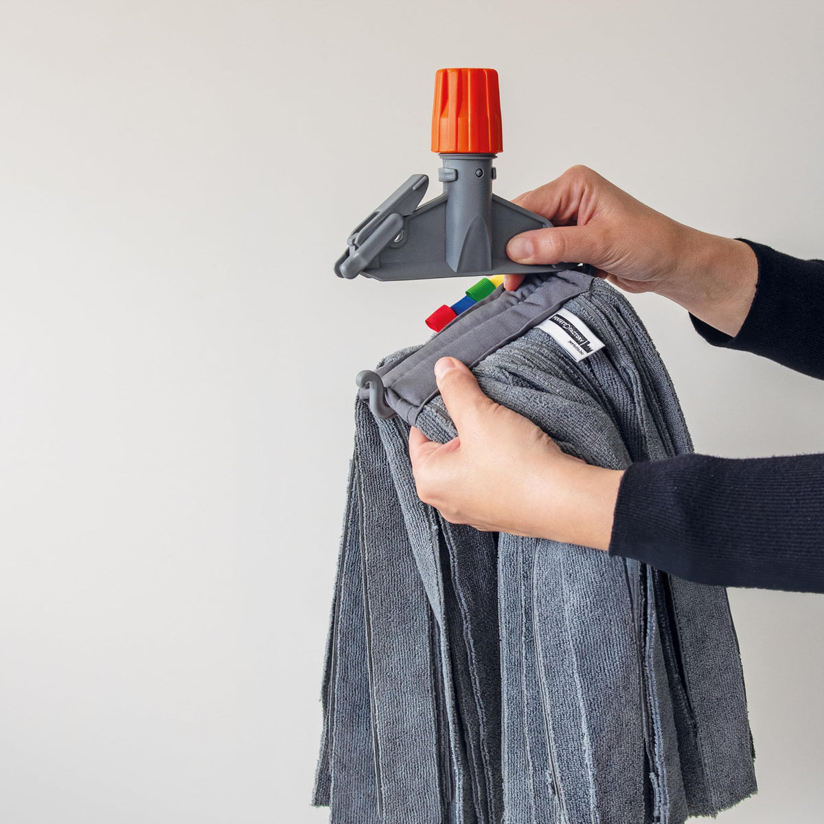 Pince à balai en plastique blanc - Support universel professionnel de La Piacentina