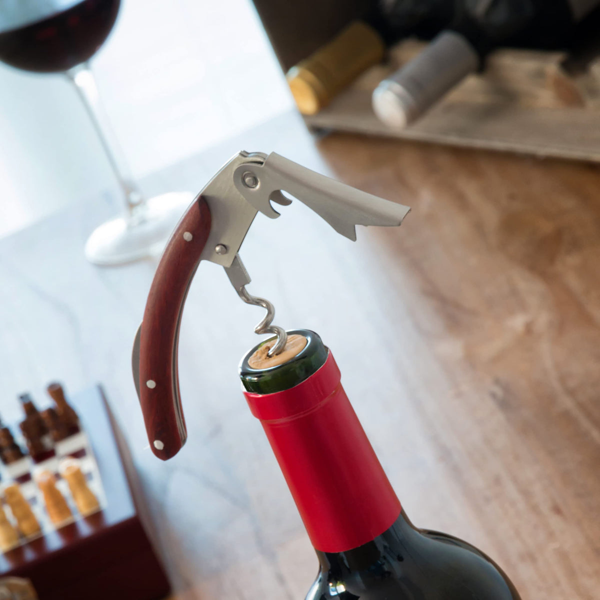 InnovaGoods IG115540 - Kit d'accessoires pour le vin et les échecs : tire-bouchon, bague anti-goutte, bouchon aérateur, thermomètre, marron
