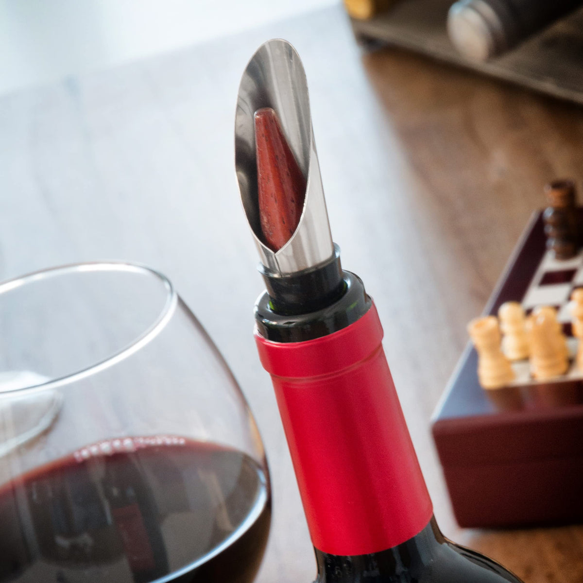 InnovaGoods IG115540 - Kit d'accessoires pour le vin et les échecs : tire-bouchon, bague anti-goutte, bouchon aérateur, thermomètre, marron