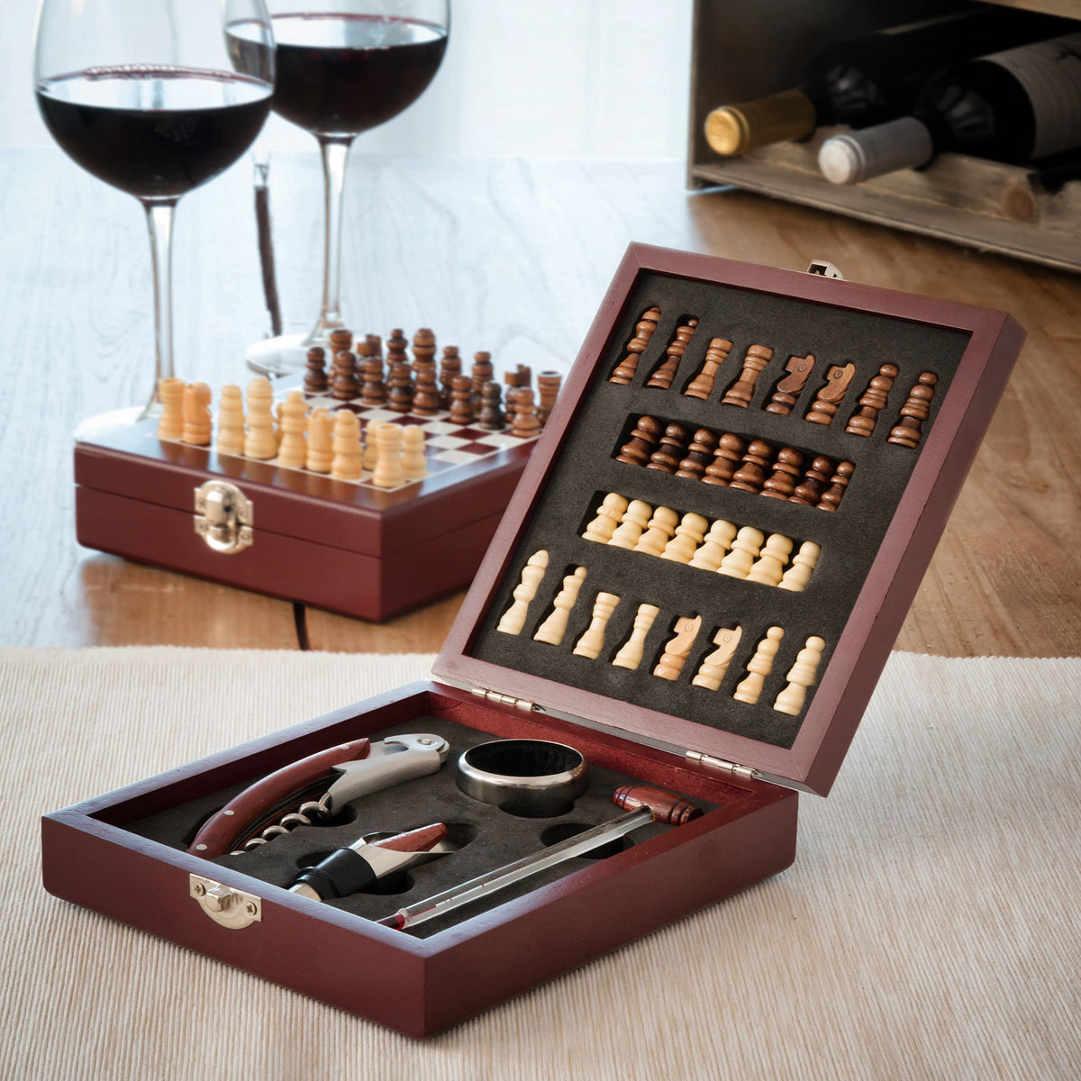 InnovaGoods IG115540 - Kit d'accessoires pour le vin et les échecs : tire-bouchon, bague anti-goutte, bouchon aérateur, thermomètre, marron